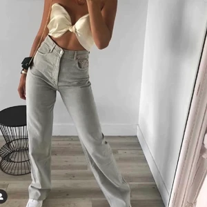 Zara jeans  - Slutsålda zara jeans 💕🙏🏻 storlek 38! Ganska långa men är en sån modell som man kan klippa till längden själv.   💕💕💕 Sänker priset vid snabb affär 💕💕💕