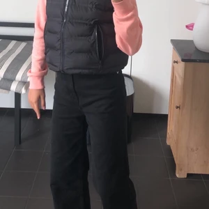 Svarta vida jeans - Säljer dessa svarta vida högmidjade jeans från Lager 157. Köptes för 300kr. Säljer för dem e för små för mig nu. Om ni har frågor skriv gärna.❤️