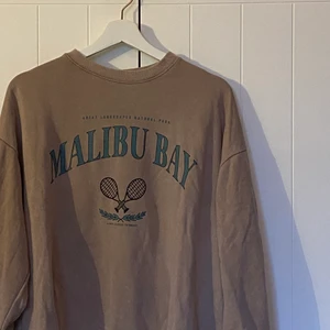 Mörkbeige sweatshirt  - Fin mörkbeige/ljusbrun sweatshirt från pullandbear i strl S💓
