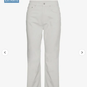Vita jeans - Jättefina vita jeans från Filippa K som tyvärr har blivit för små för mig❣️Har använt de ca 3 gånger då jag växte ur dom ganska snabbt! Väldigt fint skick, som nya! Liknar de på första bilden, de andra är mina egna!❤️