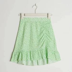 Somrig kjol - (Lånade bilder!!) Fin somrig kjol som inte kommer till användning. Använd fåtal gånger. Storlek S men passar både mindre och större. Priset kan diskuteras. 