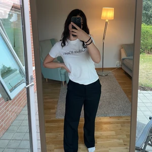 Calvin Klein T-shirt - Basic Calvin Klein T-shirt. Använd men inget som märks på tröjans kvalitet. Storlek XS, men möjligen lite större. Jag brukar ha S i överdelar. Nypris: 400kr