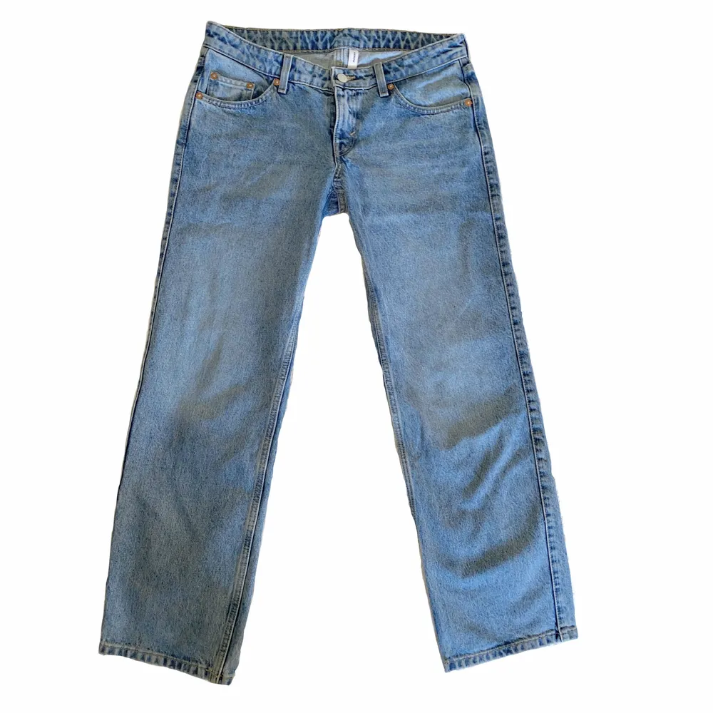 Lågmidjade jeans från weekday  endast använda en gång använd ej köp direkt! skriv till mig vid intresse🫶. Jeans & Byxor.