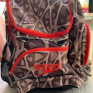 Speedo väska - Speedo simväska som passar till alla som hänger runt poolen men också jättebra som campingväska. Stor och rymlig (35L) med 7 fack samt en dirtbag som ej är använd och kan tas ut. Vattentät på undersidan och vadderad på ryggen för maximal comfort.