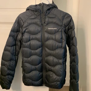 Peak performance jacka - Jackan är i bra skick och storlek S. Skriv privat vid intresse eller frågor😊. Säljer många plagg just nu, kolla in profilen. Priserna är diskuterbara💕