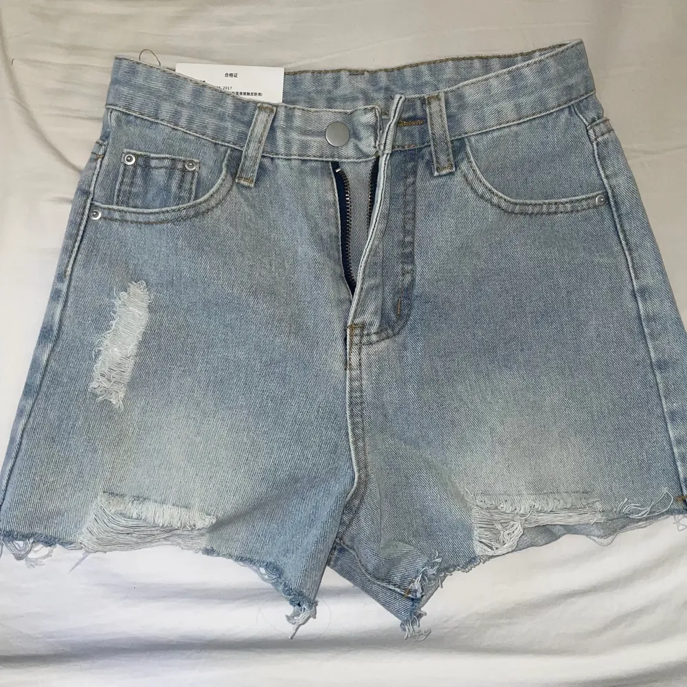 Helt oanvända shorts då jag råkat beställa en storlek för liten. Det är ett hjärt motiv på ena bakfickan. Nypris 250:-  Jag har vanligtvis storlek  S så skulle säga att dem är små i storleken. Pris kan diskuteras.. Shorts.