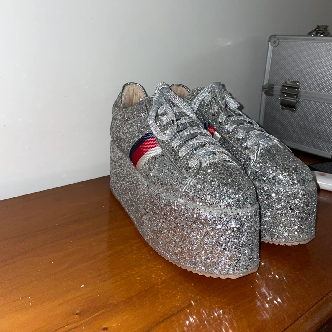 Glittriga platåskor - 90