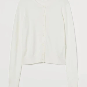 Vit kofta ifrån hm - Vit trendig kofta ifrån hm köpt för 150kr men säljes 80kr🤍 står att den är i storlek m men passar mig perfekt som vanligtvis har s/xs