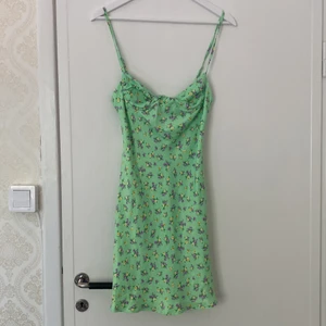 Sommarklänning  - Superfin sommarklänning i ett siden liknande material. Aldrig använd. 