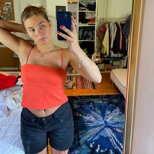 Orange topp - Topp från zara med öppningar i sidan som snygg detalj! Jättefin röd/orange färg som passar till det mesta! Storlek M men passar S också! 