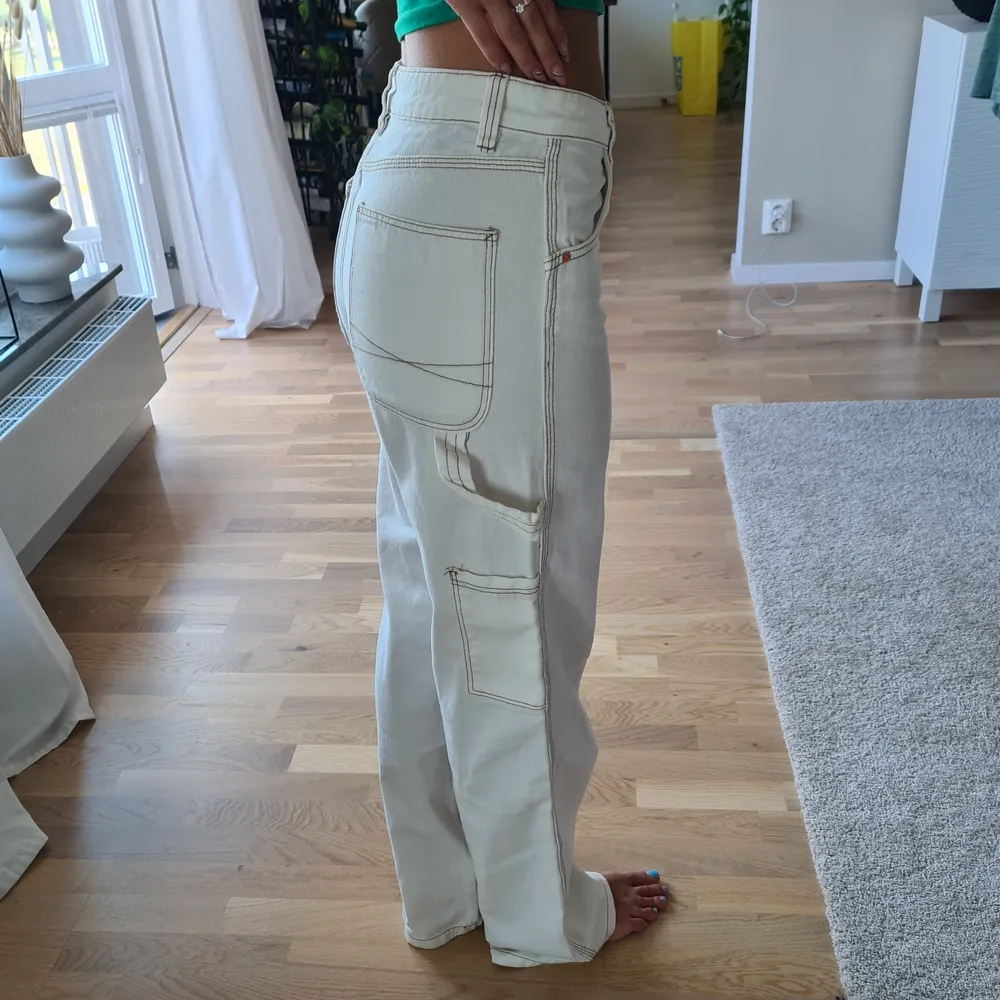 Säljer dessa slutsålda och populära Bershka byxorna. De är i storlek 36 och har perfekt längd på mig som är 165cm. Använda endast 1 gång i kort stund, så de är i nyskick.. Jeans & Byxor.