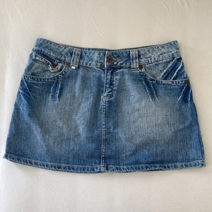 Mini jeanskjol - Jättefin mini kjol med fina fickor som tyvärr inte kommer till användning