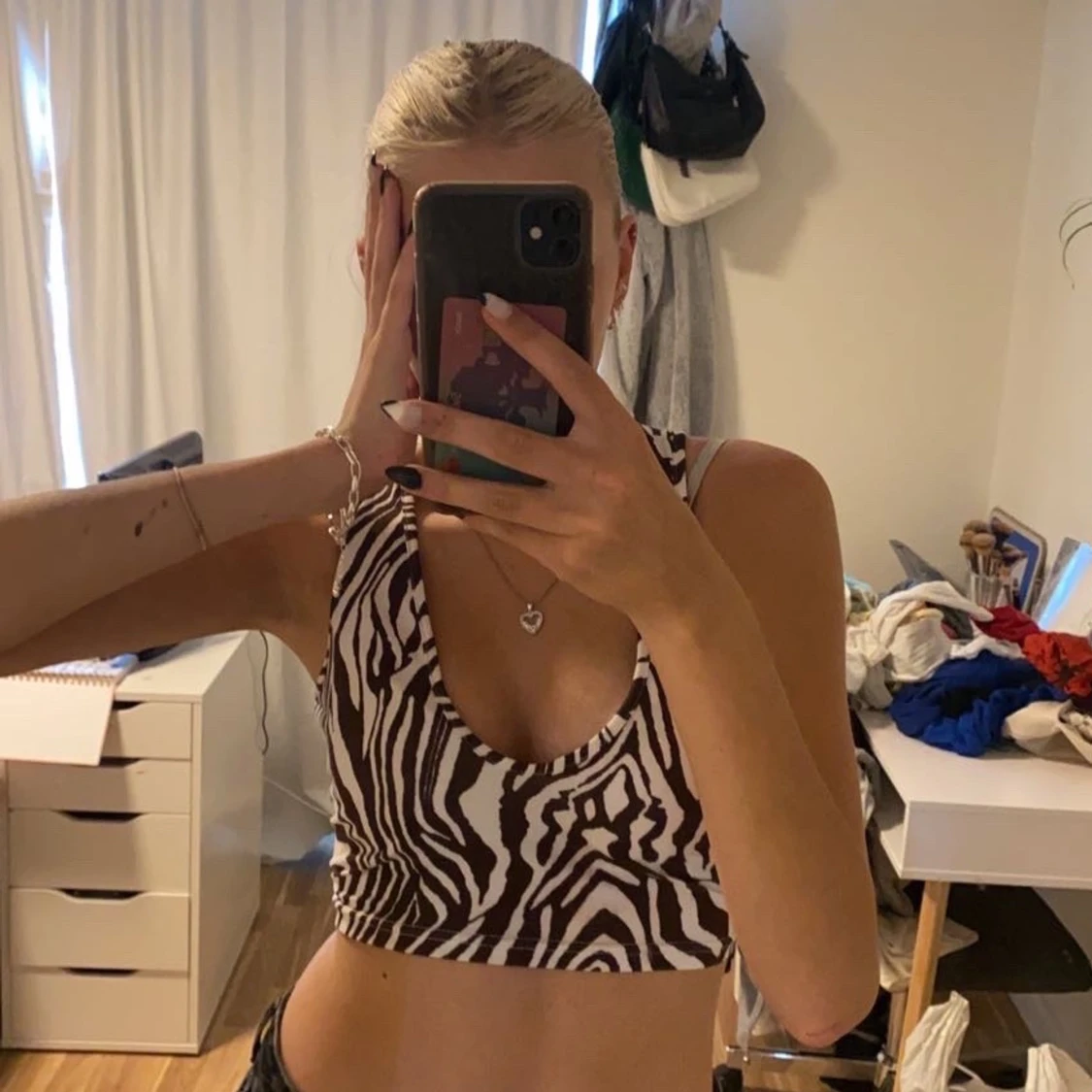 linne med bruna zebraränder 