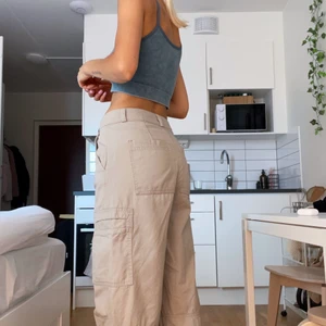 Cargopants  - Ljust militärgröna/olivgröna cargopants, supersnygga cargopants! endast använda en gång då jag hittat ett par liknande och dessa ej kommer till användning längre!