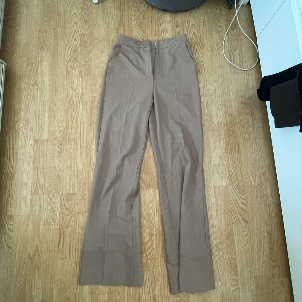 Fina ljusbruna kostym byxor i strlk 34. Köpta på NAKD i Hanna Schönbergs kollektion💞 Säljer då de är för långa på mig och komemr inte till användning💞. Jeans & Byxor.