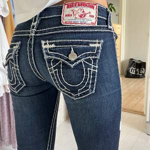 True religion jeans, köpta i USA i stl 24! Stretchig passform med bootcut-formade ben! Lågmidjade! Använda ett fåtal gånger! 