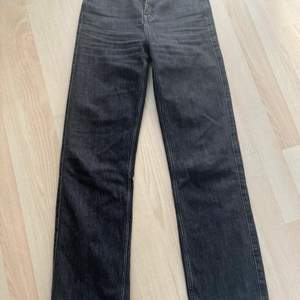Mörkgråa raka jeans från weekday i strl 24/30. Använts fåtal gånger, nästan som nya! Köparen står för frakt:D
