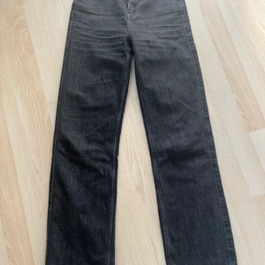 Mörkgråa jeans från weekday i strl 24/30 - Mörkgråa raka jeans från weekday i strl 24/30. Använts fåtal gånger, nästan som nya! Köparen står för frakt:D