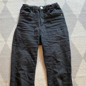 Snygga svarta midwaist jeans som tyvärr blivit för små. Inga defekter vad jag kan se. Lite dammiga då de bara legat ett tag men det fixas innan man köper. Jättebekväma och passar till allting!