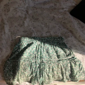 Kjol - Supersöt kjol från zara med insydda shorts under💗. Köpte förra sommaren men ändast använd ca 3 ggr. Säljer då jag köpt nya liknande kjolar.💞