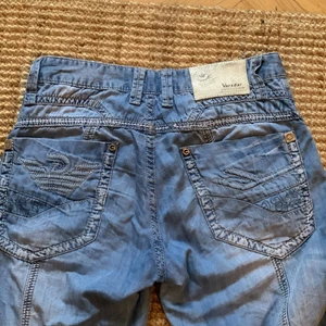 Baggy jeans med detaljer  - Ett par as balla straight leg baggy jeans köpta second hand med mycket detaljer lite här och där (främst fickor och sömmar).  Liiiite slitna vid hälarna då de är lite för långa på mig som är 168. Köparen står för frakten📦
