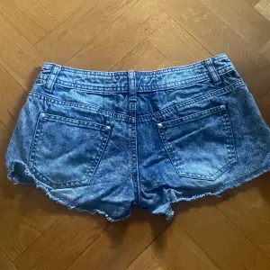Coola och så unika jeansshorts med nitar/stenar på ena sidan