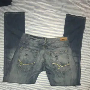 Lågmidjade jeans med snygga bakfickor. Storlek W31/L34 så M ungefär. Passar mig som är ca 174. Kom privat för fler bilder på💕 Direkt pris: 250kr