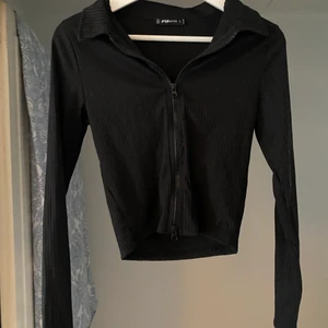 Tröja - Långärmad tröja från new Yorker med dragkedja, aldrig använd endast testad, storlek L men är väldigt liten i storlek skulle mer säga ett den är som xs/s då den var på gränsen till förlusten för mig som vanligtvis har storlek s. Köparen står för frakt.