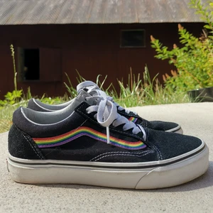 Vans - Så fina mockavans med pridefärgerna. Finns tillhörande skosnören i samma färg om man vill ha me dem.  Sparsamt använda