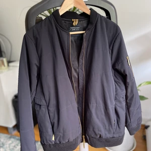 Peak performance  - Bra jacka från Peak Performance i L storlek. 