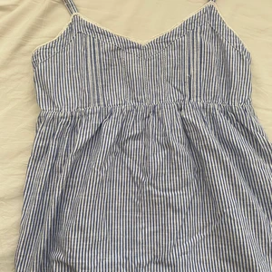Blå topp🫶🏼 - Säljer en jätte fin ljusblå topp med justerbara band, köpt på secondhand, Vintage från Lager 157, swipa för bild på de🫶🏼 Storlek M skulle säga att det passar en S-M beroende på hur du vill att den ska sitta!! Säljer då den inte kommer till någon användning