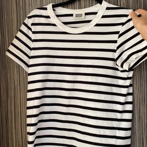 T shirt  - Säljer denna randiga t shirten från weekday🥰🥰