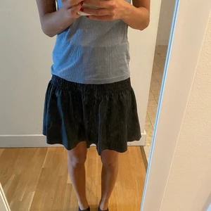 Zara kjol - En läderinspirerad svart kjol från zara💕