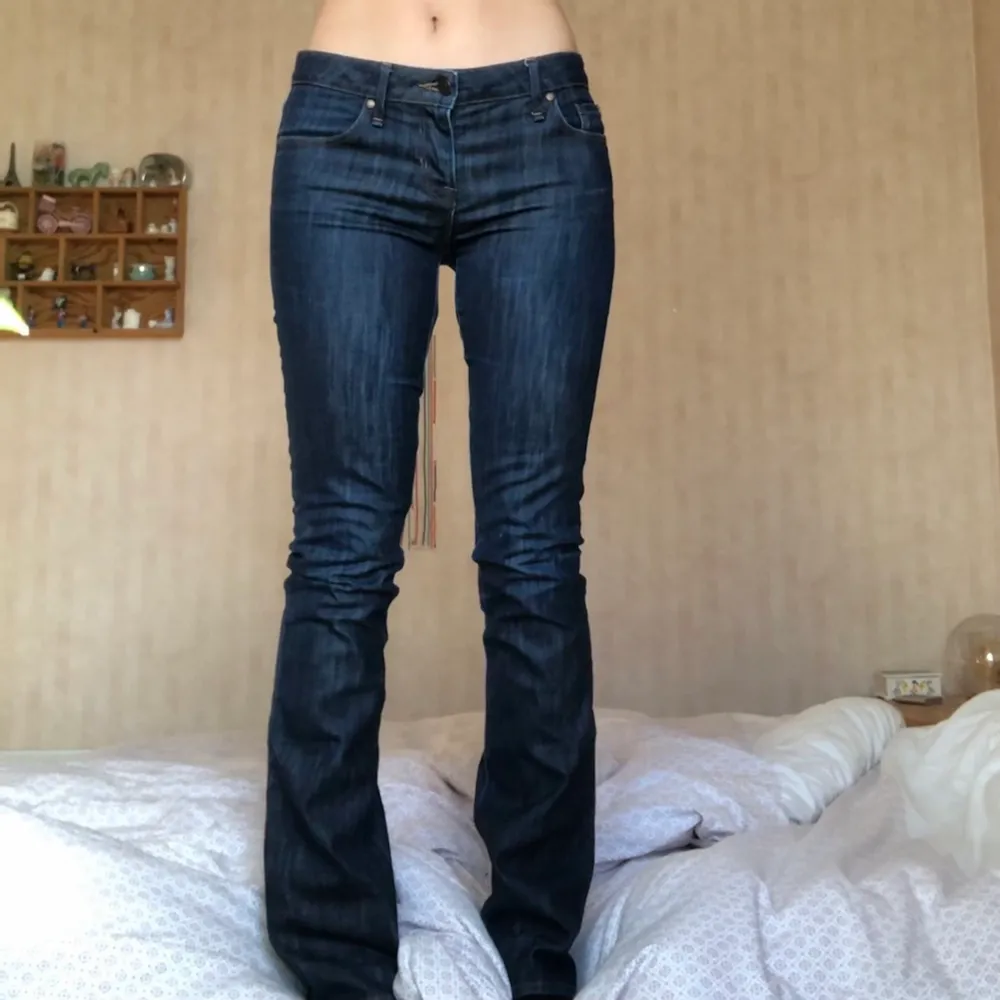 säljer mina lågmidjade bootcut jeans från marc by marc jacobs, storlek 27. midjemått 78 och innerbenslängd 88! finns fler bilder i en annan annons i min profil ☀️. Jeans & Byxor.