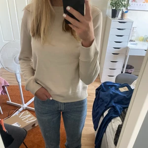 Beige tröja - Beige tröja från zara, Nästan helt oanvänd. Säljer då den inte används. Skriv för fler bilder💕