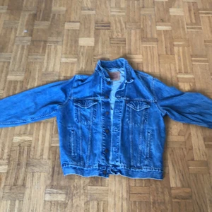 Levis Jacka - Denna är i väldigt bra skick jag köpte för 1250kr men säljer för nästan halva priset jag har aldrig använt, när jag köpte jackan var den tyvärr för stor därför säljer jag denna nu. Köp idag!🤗🤗🤗 
