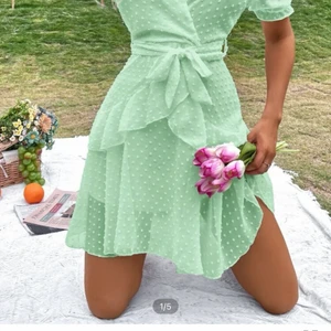 Super fin grön klänning! - Säljer den då den bara legat i min garderob sen jag köpte den. Aldrig använd, endast testad. Ny skick! (Köparen står för frakten) 