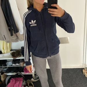Adidas tjocktröja - Blå adidas tjocktröjan 