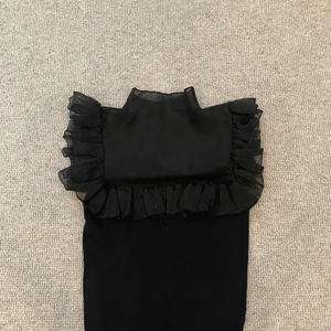 Zara festtopp - Säljer denna eftertraktade zara topp i storlek M men passar S med. Köpets för 250kr men säljer för 150kr, köparen står för frakt. Ett halv år gammal. Sista bilden är lånad💕