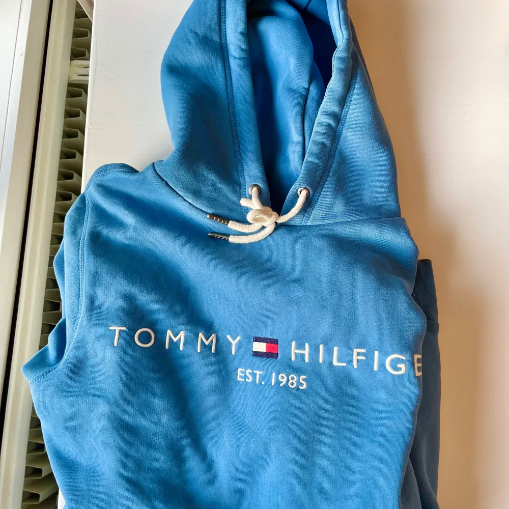 Säljer en nästintill oanvänd Tommy Hilfiger hoodie! Inköpt på Zalando för 800kr😃. Hoodies.