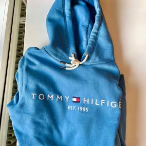 Säljer en nästintill oanvänd Tommy Hilfiger hoodie! Inköpt på Zalando för 800kr😃