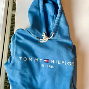 Tommy Hilfiger hoodie - Säljer en nästintill oanvänd Tommy Hilfiger hoodie! Inköpt på Zalando för 800kr😃