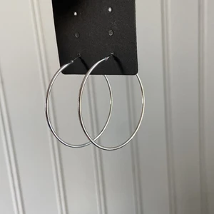 Örhängen - Superfina och helt oanvända örhängen, lite större ringar💕Skriv för fler bilder/frågor :)