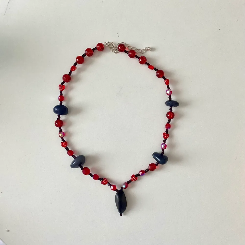 Vampire necklace med röda pärlor som skimrar och svarta stenar 🩸⚔️🩸 Justerbar . Accessoarer.