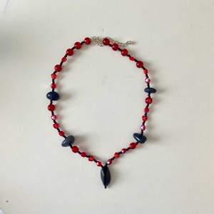Vampire necklace med röda pärlor som skimrar och svarta stenar 🩸⚔️🩸 Justerbar 
