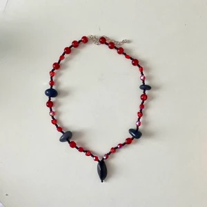Vampire necklace  - Vampire necklace med röda pärlor som skimrar och svarta stenar 🩸⚔️🩸 Justerbar 
