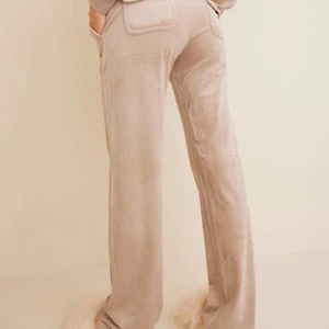 🔥Taupe Juicy Couture Byxor🔥 - Hej! Säljer ett par nästan oanvända taupe Juicy byxor!❤️ Köpta för 1000kr på Plick💛 Finns inget kvitto tyvär, +Fri frakt!📦