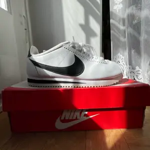 Dessa fina Nike Cortez Trainers, är köpta på Vestiere Collective i andra hand. Varken jag eller den första ägaren har använt dom. Dom är i bra skick och jag säljer dom för att dom är för små. 🌸