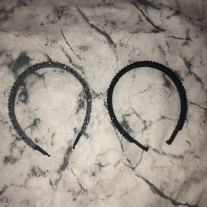 Diadem med diamanter  - Hej! Säljer dessa diadem! Finns inte direkt nån storlek och använda ett par gånger, båda kostade 80kr per diadem säljer det för 100kr för det💕