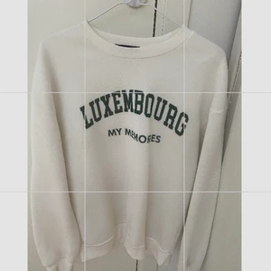 Hoodie utan luva - Huvtröjor & Träningströjor - En fin huvtröja med text i grönt,                             Säljer för 50 kr